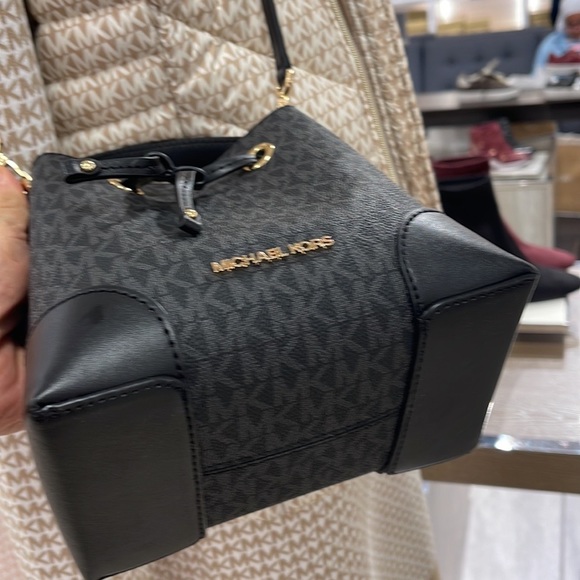 MICHAEL KORS 35F2GM9M1B MERCER SMALL BUCKET DRAWSTRING CROSSBODY IN BLACK - Picture 3 of 16
